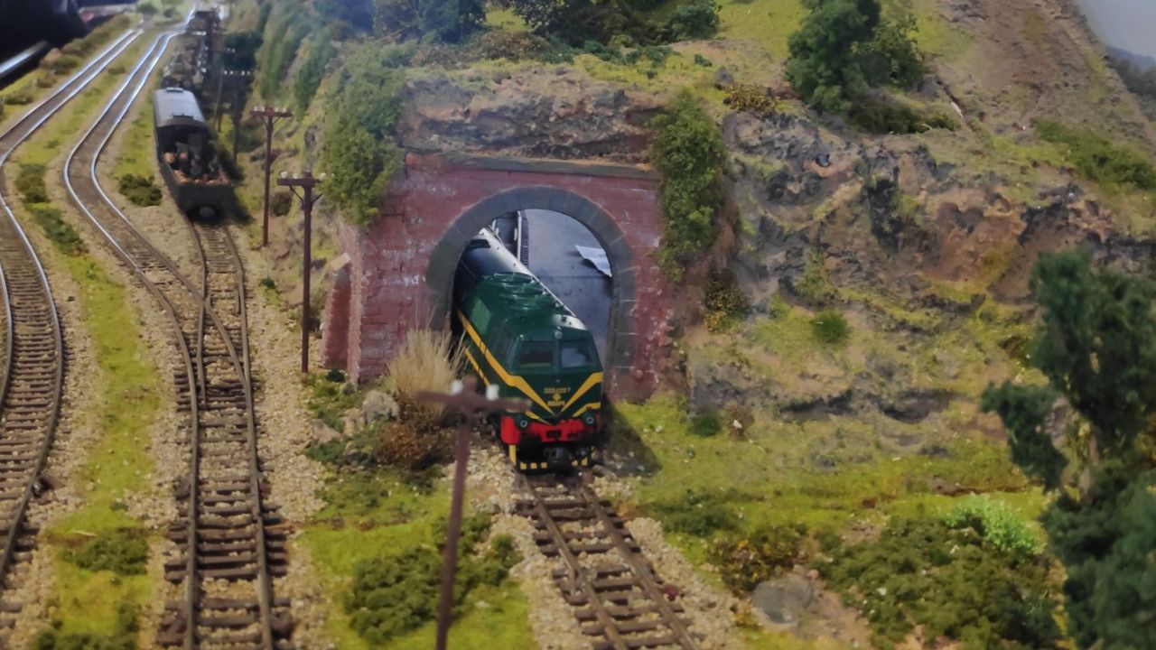 Maqueta de un tren saliendo de un túnel