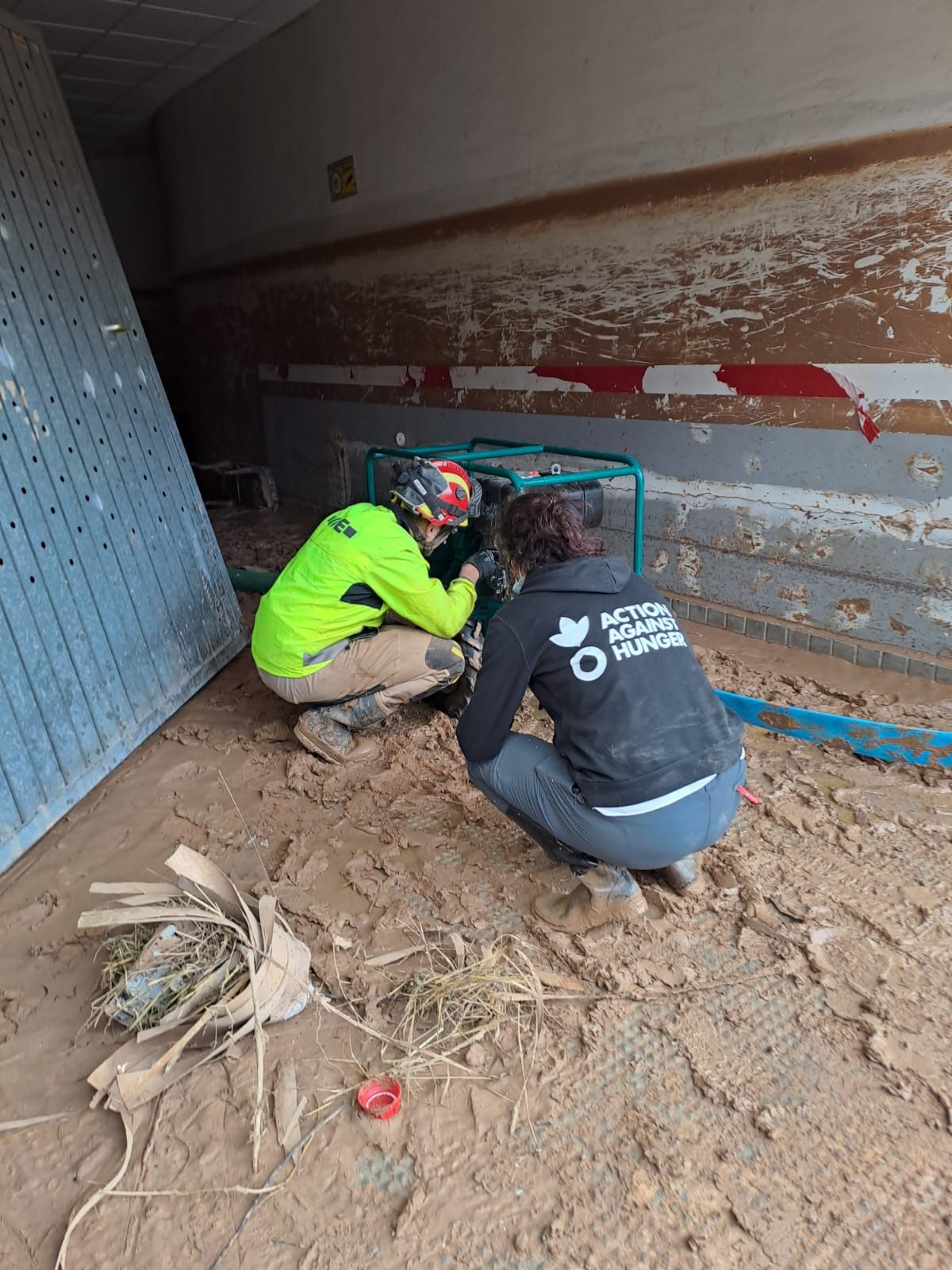 Extracción de lodo por parte de personal de Acción contra el Hambre y la UME (Foto: Acción contra el Hambre)