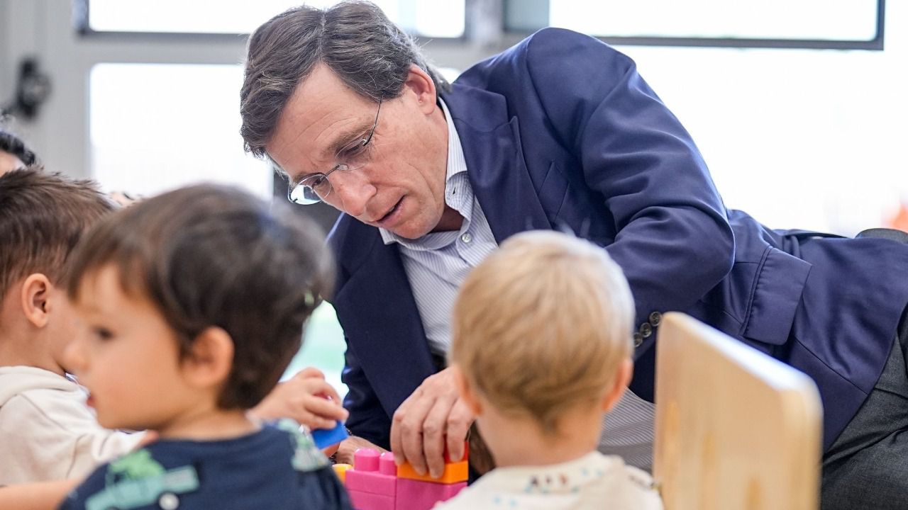 Almeida durante la presentación del Plan de Fomento de Natalidad del Ayuntamiento de Madrid. Foto: Ayuntamiento de Madrid
