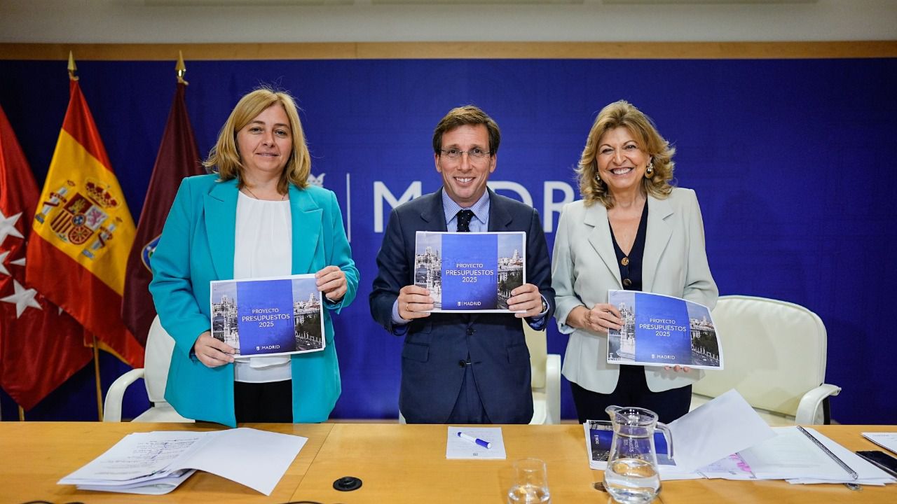 Almeida junto a la vicealcaldesa y la concejal de economía al presentar los presupuestos. Foto: Ayuntamiento de Madrid