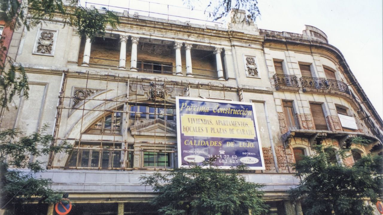 Anuncio para la construcción de pisos de lujo. 1998. Foto: SH COAM. GUÍA DE ARQUITECTURA DE MADRID