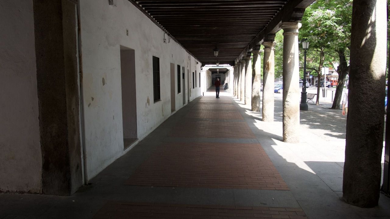 Espacio porticado en la plaza Mayor de Barajas. Foto: Madrid Film Office