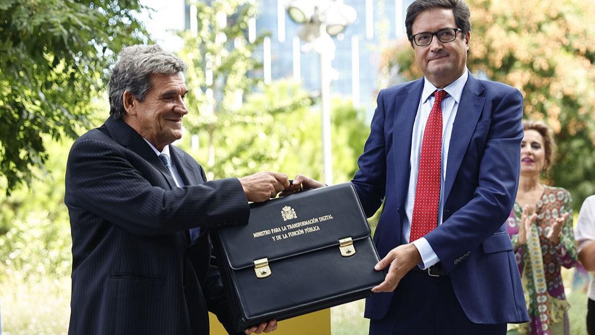 López recibe la cartera de Escrivá al tomar posesión de su actual cargo. Foto: La Moncloa