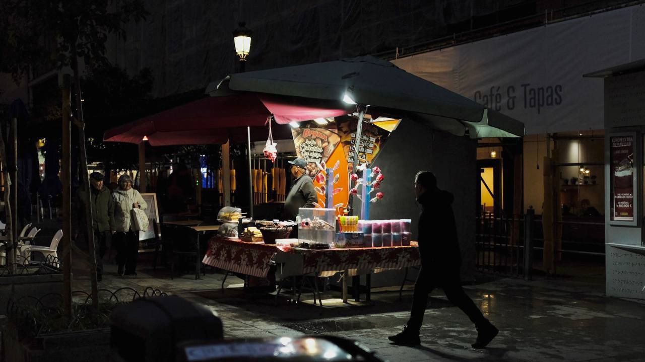 José, cubano, trabaja en el puesto de la plaza de Jacinto Benavente desde hace 4 años (Foto: María Vera - Road Experience)