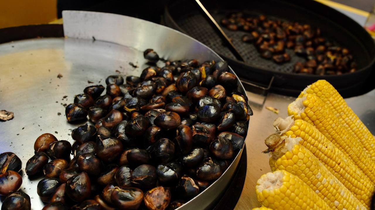 Los puestos de castañas suelen ofrecer también batata asada y mazorcas de maíz (Foto: María Vera - Road Experience)