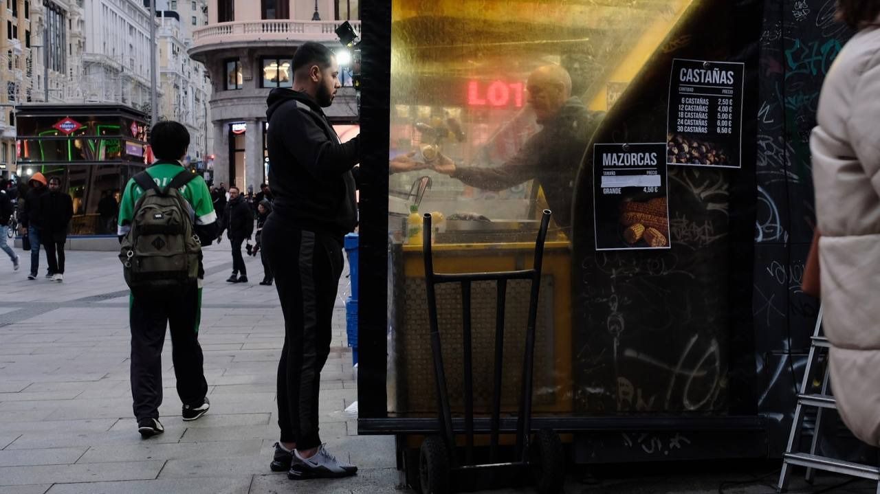 El puesto de Callao: tres generaciones de castañeros (Foto: María Vera - Road Experience) 