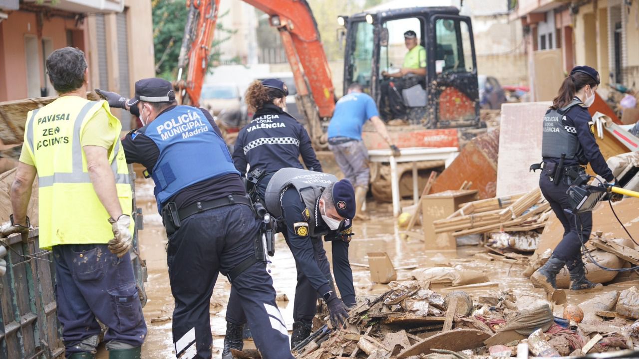 Policías municipales junto a agentes valencianos. Foto: Policía municipal de Valencia
