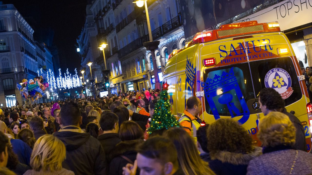 Ambulancia de Samur en la Puerta del Sol durante las fiestas navideñas. Foto: Kike Rincón 