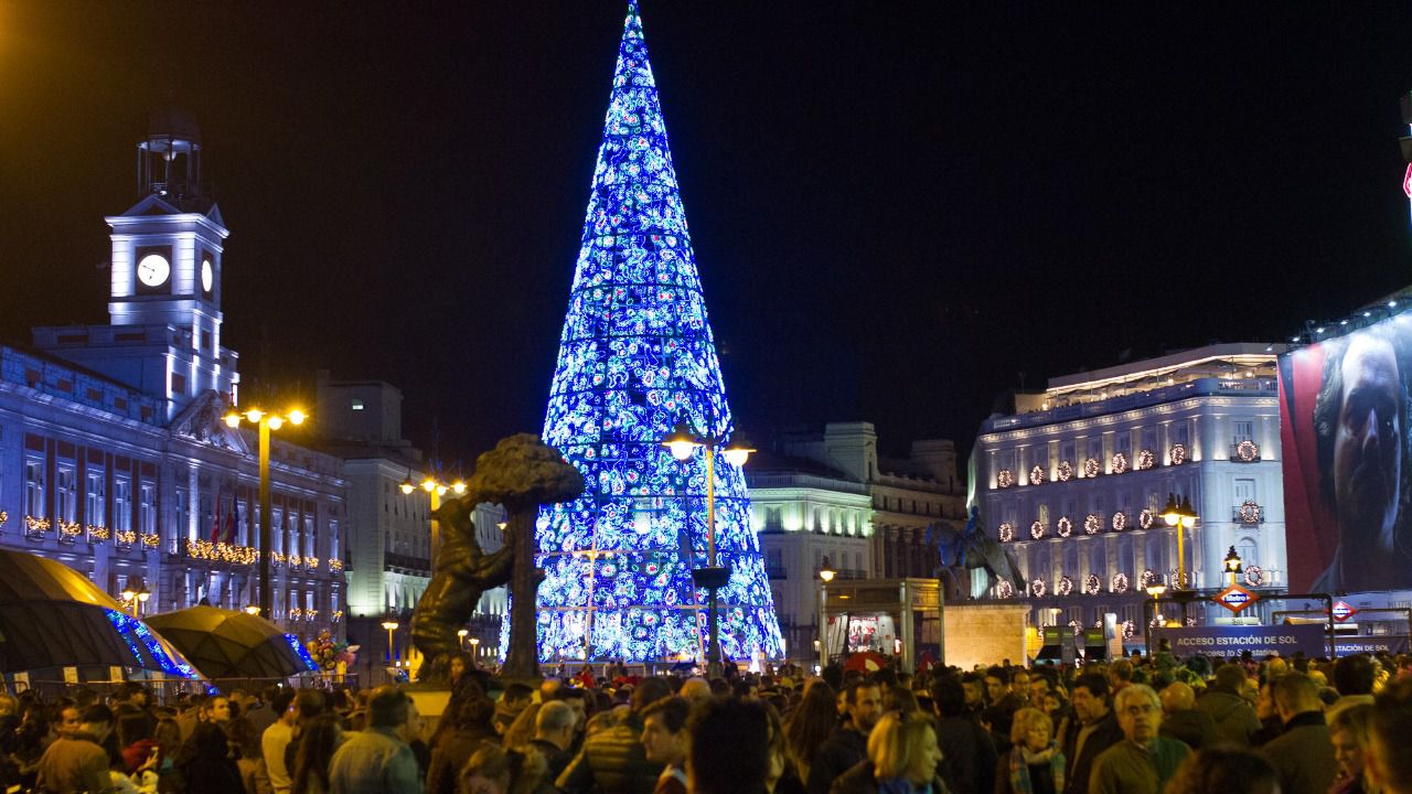 La puerta del Sol llena de ciudadanos en las fiestas navideñas. Foto: Kike Rincón
