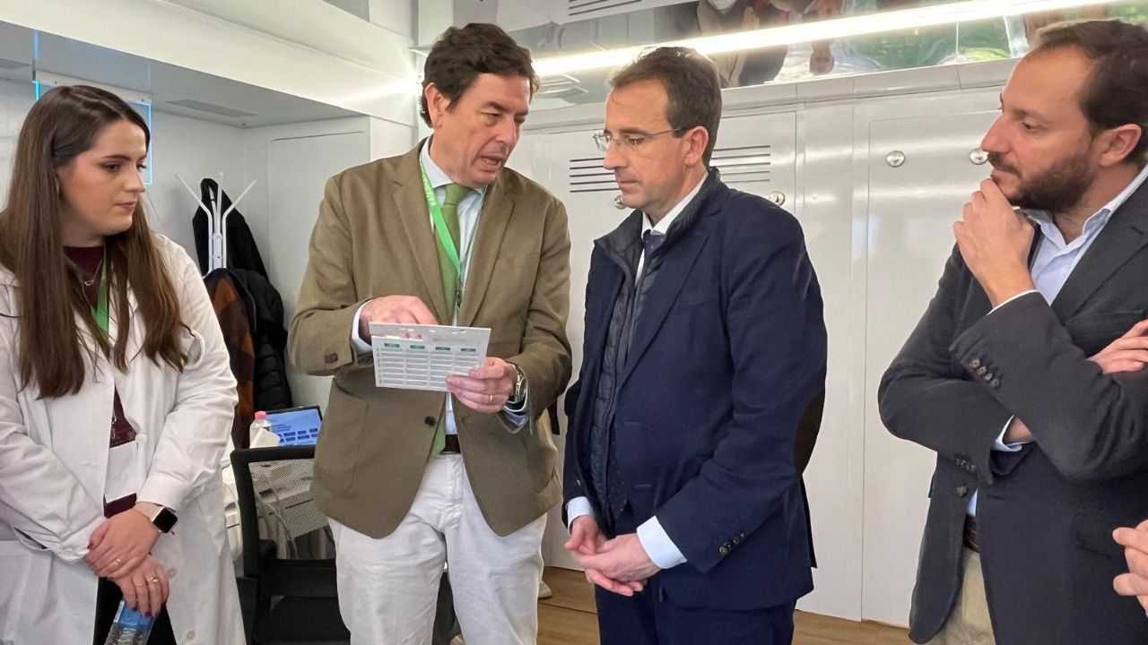 Martínez del Peral explica a alcalde todas las pruebas que realizan los farmacéuticos desde el interior de la unidad móvil