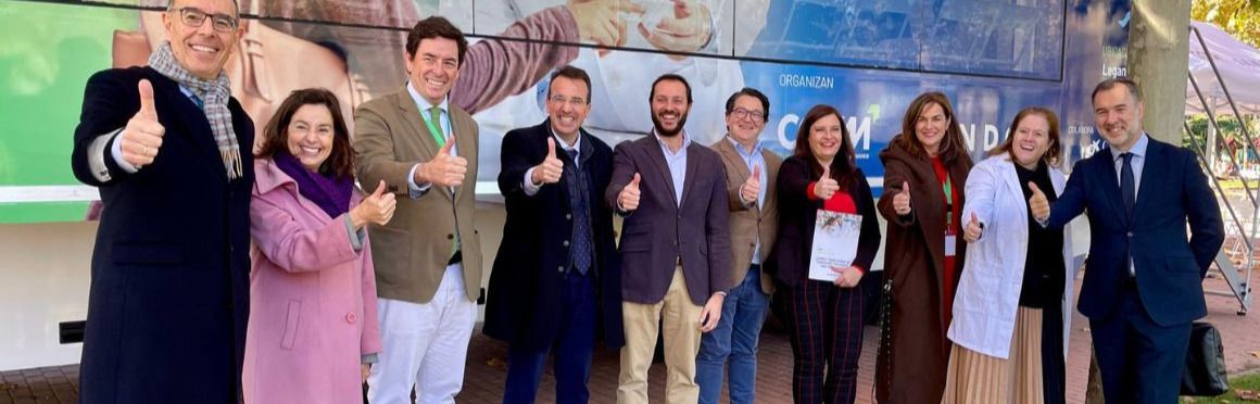 Francisco Fernández, director general del COFM; Belén González Posada, directora de Banca Institucional; Manuel Martínez del Peral, presidente del COFM; Miguel Ángel Recuenco, alcalde del Ayuntamiento de Leganés; Ignacio Ortín, director comercial de Sandoz Iberia; Miguel Ángel Salinero, director financiero de Sandoz; Virginia Benito, concejal del Ayuntamiento de Leganés; Isabel Rosa, directora de Relaciones Institucionales del COFM; Carmen Mijimolle, vocal de Ortopedia del COFM y farmacéutica comunitaria de Leganés; e Israel Díaz, director de zona de CaixaBank.