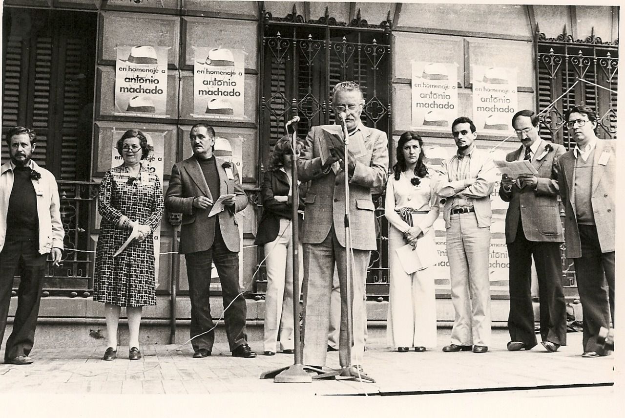  En el homenaje a Antonio Machado 29 de mayo 1979. Leyendo, el poeta Celso Emilio Ferreiro. DE Izda a derecha, Julio Álvarez, Pilar Enciso, Lauro Olmo, Alicia Cid, Julio Rodríguez Puértolas, Ana Villán y yo