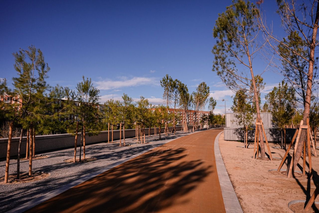 nuevo espacio verde construido sobre el cubrimiento de la M-30 en el ámbito Mahou-Calderón (Foto: Ayuntamiento de Madrid)