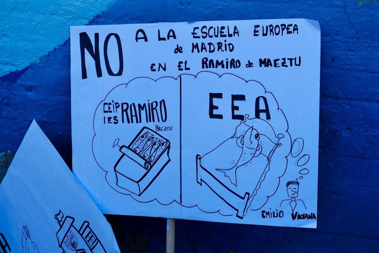 Cartel contra la escuela europea en el Ramiro de Maeztu)(Foto: María Vera - Road Experience Audiovisual)