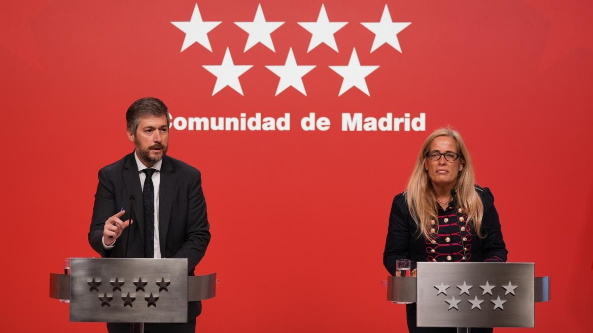 Miguel Ángel García Martín, consejero de Presidencia, Justicia y Administración Local, y Rocío Albert, consejera de Economía, Hacienda y Empleo, durante la presentación de los presupuestos 2025 (Foto: Comunidad de Madrid)