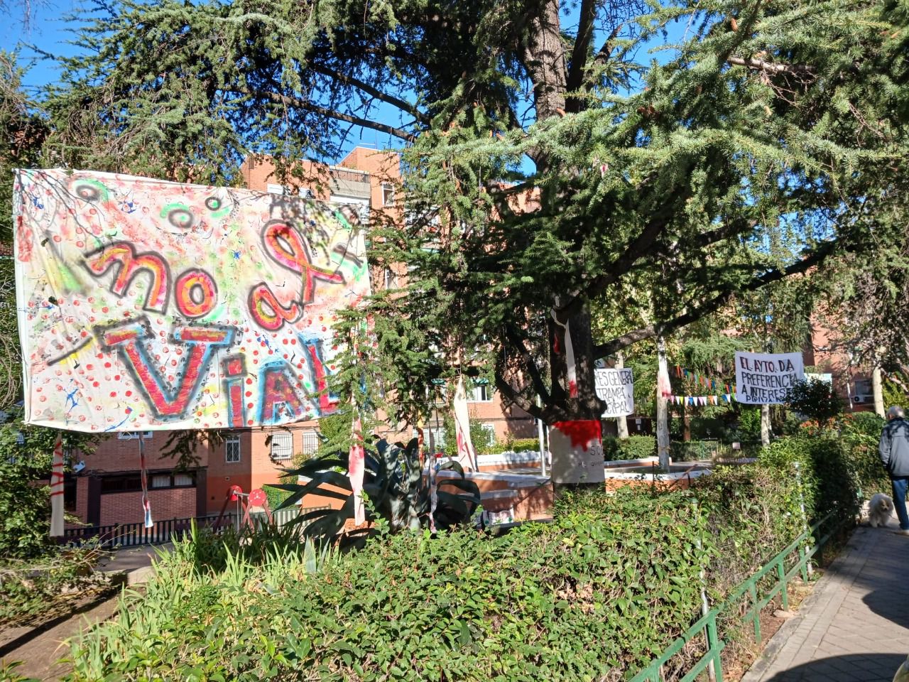 Carteles de protesta de los vecinos contra el vial 
