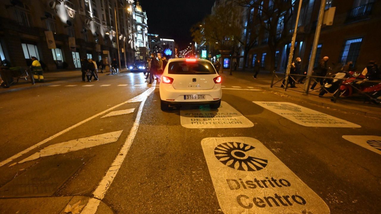 Señales en la calzada en el distrito Centro. Foto: Chema Barroso