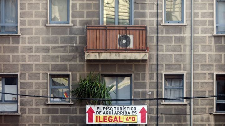 Pancarta contra un piso turístico en el centro de Madrid. Foto: Chema Barroso