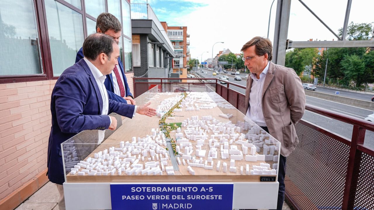 Almeida revia una maqueta del soterramiento de la A-5