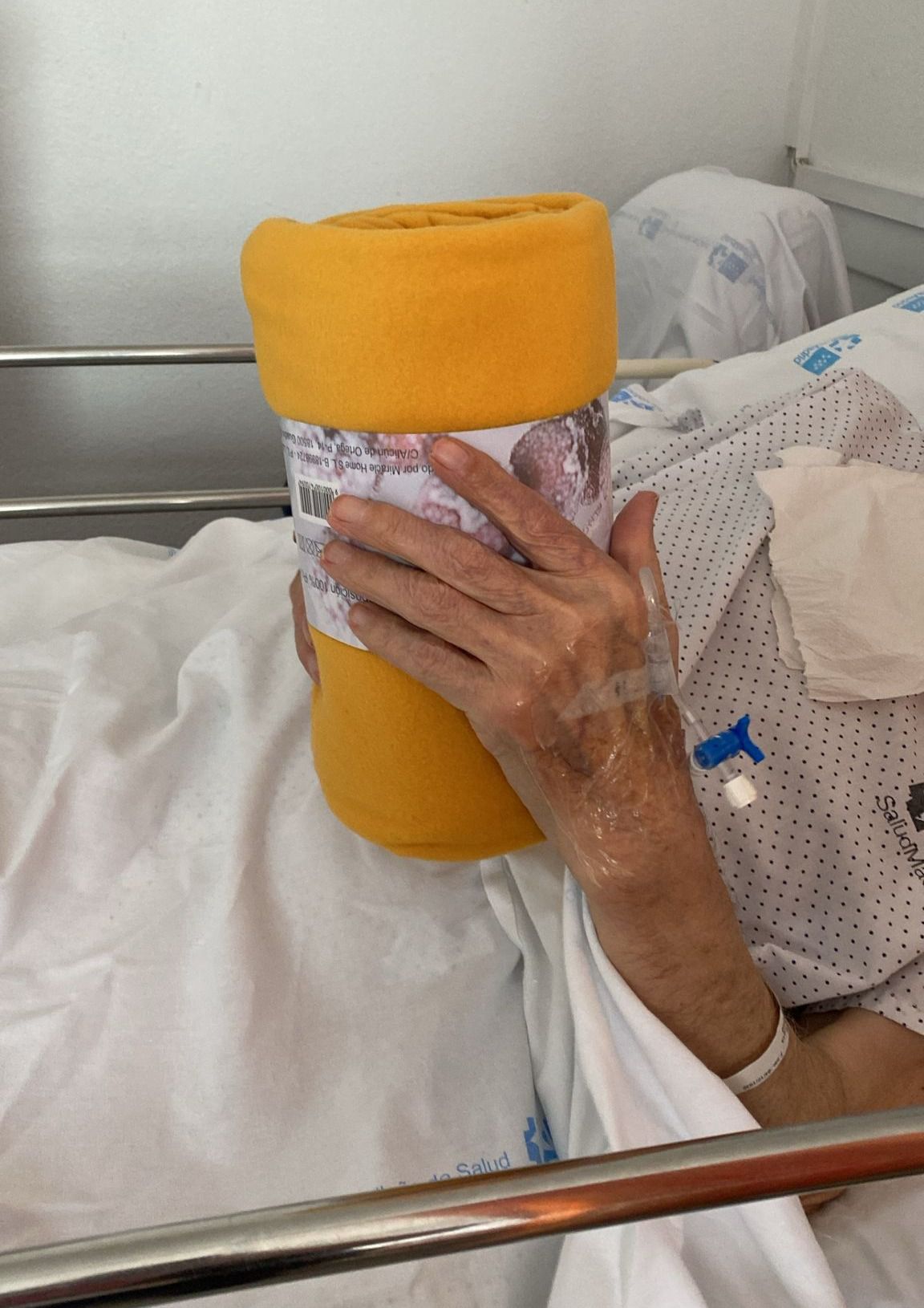 Una anciano con una de las mantas de regalo (Foto: MIMA Mis Mayores)