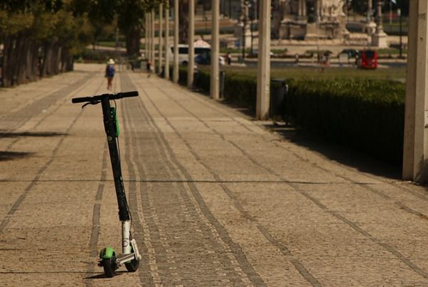 Un patinete en la vía pública
