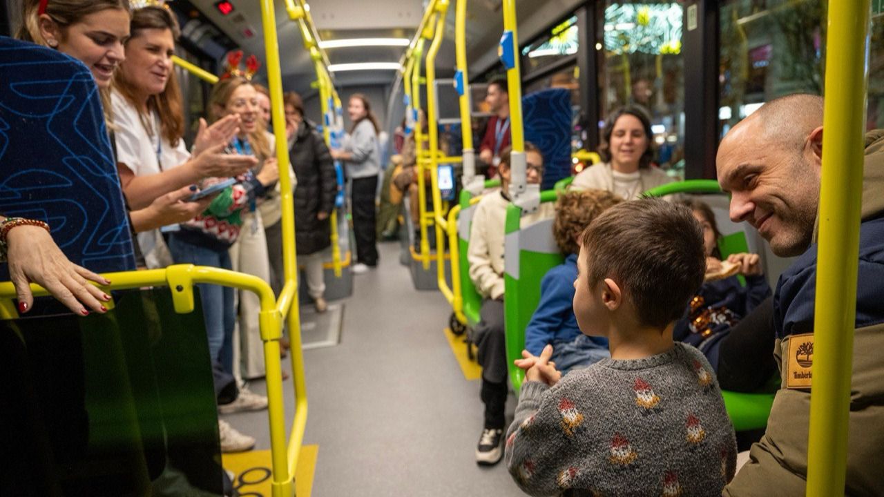 El Hospital Gregorio Marañón y la EMT embarcan a sus pequeños pacientes en dos autobuses para ver las luces de Navidad del centro de Madrid (Foto: Hospital Gregorio Marañón)