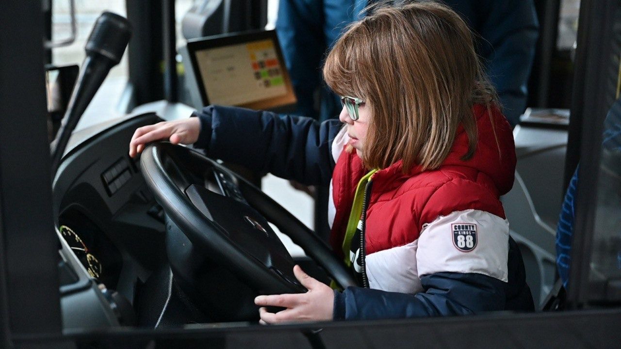 El Hospital Gregorio Marañón y la EMT embarcan a sus pequeños pacientes en dos autobuses para ver las luces de Navidad del centro de Madrid (Foto: Hospital Gregorio Marañón)