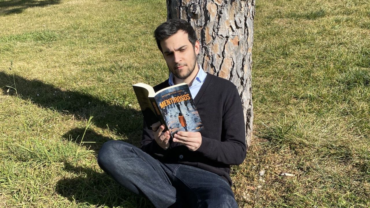 Ángel Pantoja con su libro 'Mentirosos'