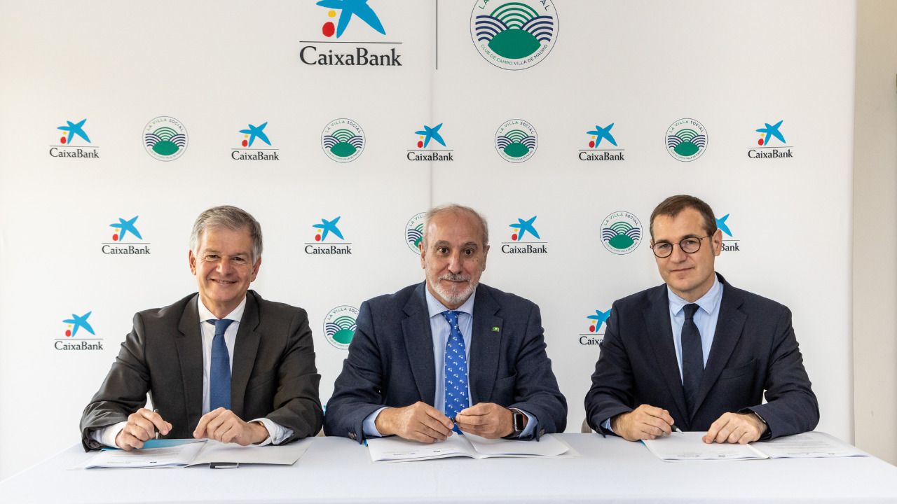 De Izqda a dcha Xicu Costa, director territorial CaixaBank Madrid, Juan Carlos Vera, gerente CCVM e Iñigo Roy, director estrategia y patrocinios CaixaBank 