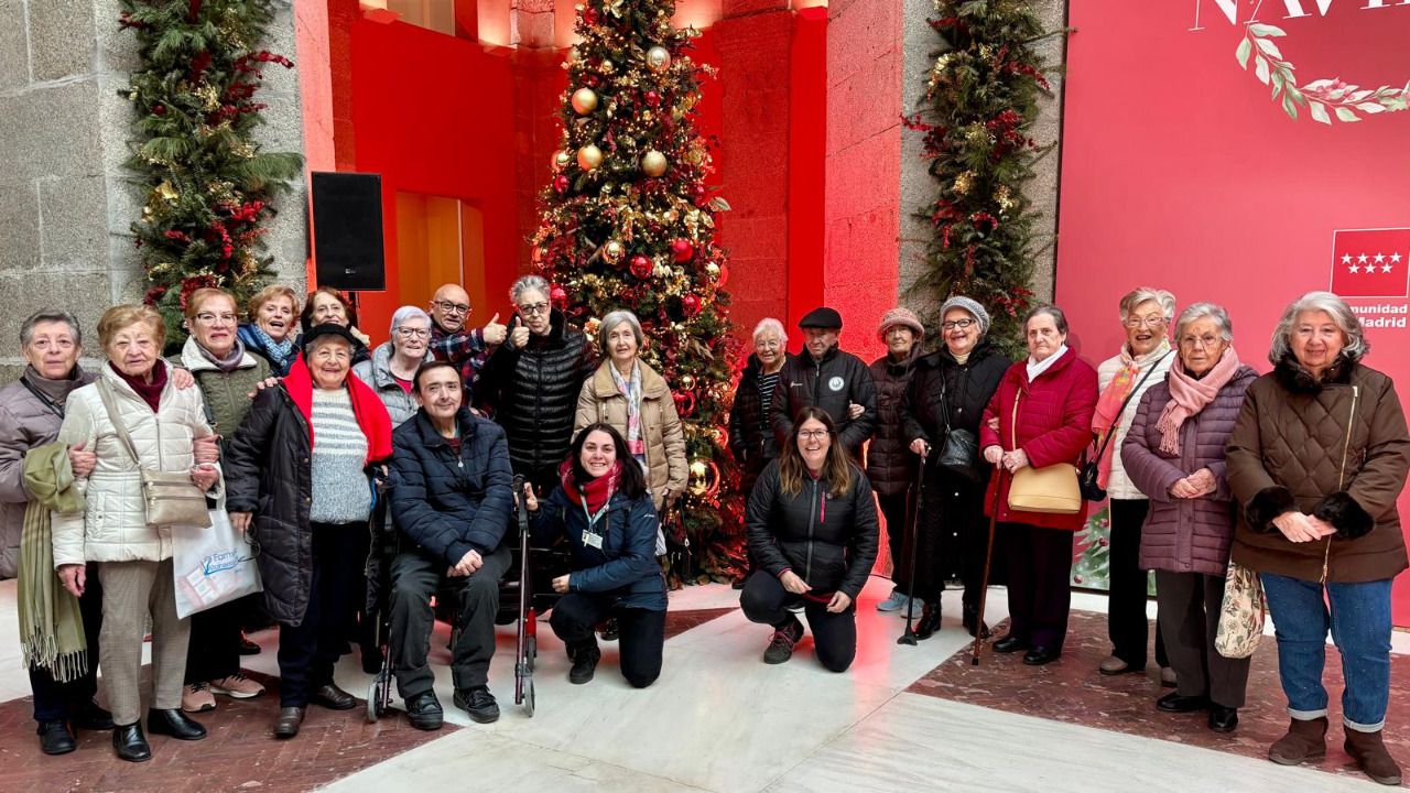 Foto de familia en la visita al Belén de la Comunidad de Madrid en la Real Casa de Correos