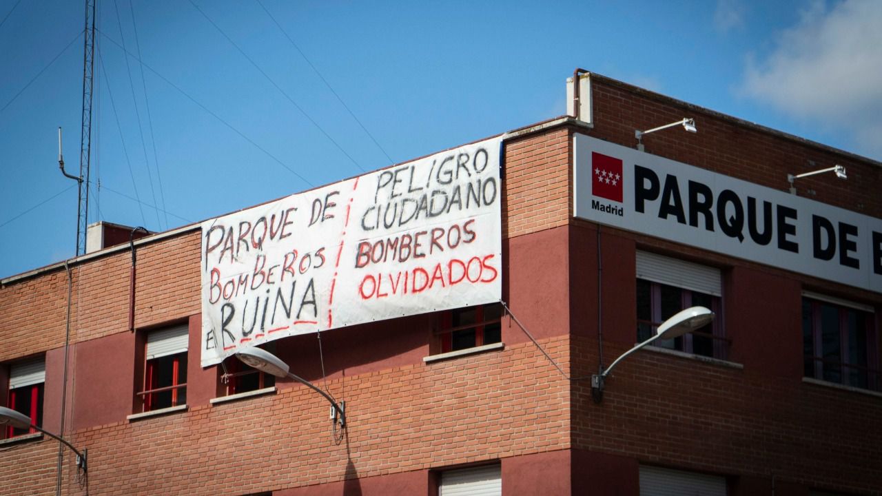 Pancarta de protesta en un parque de bomberos regional (Foto: Más Madrid)