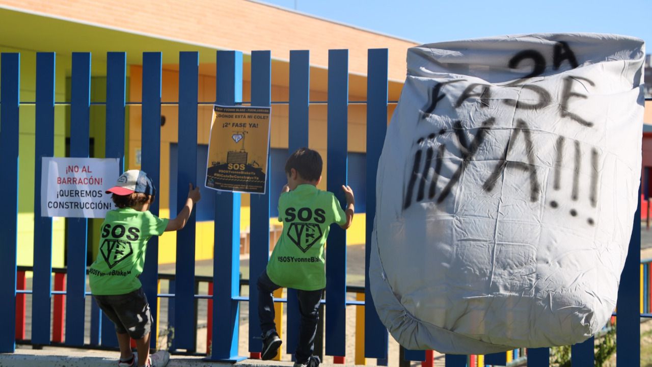 Dos niños juegan junto a la verja del colegio (Foto: Ayuntamiento de Fuenlabrada)