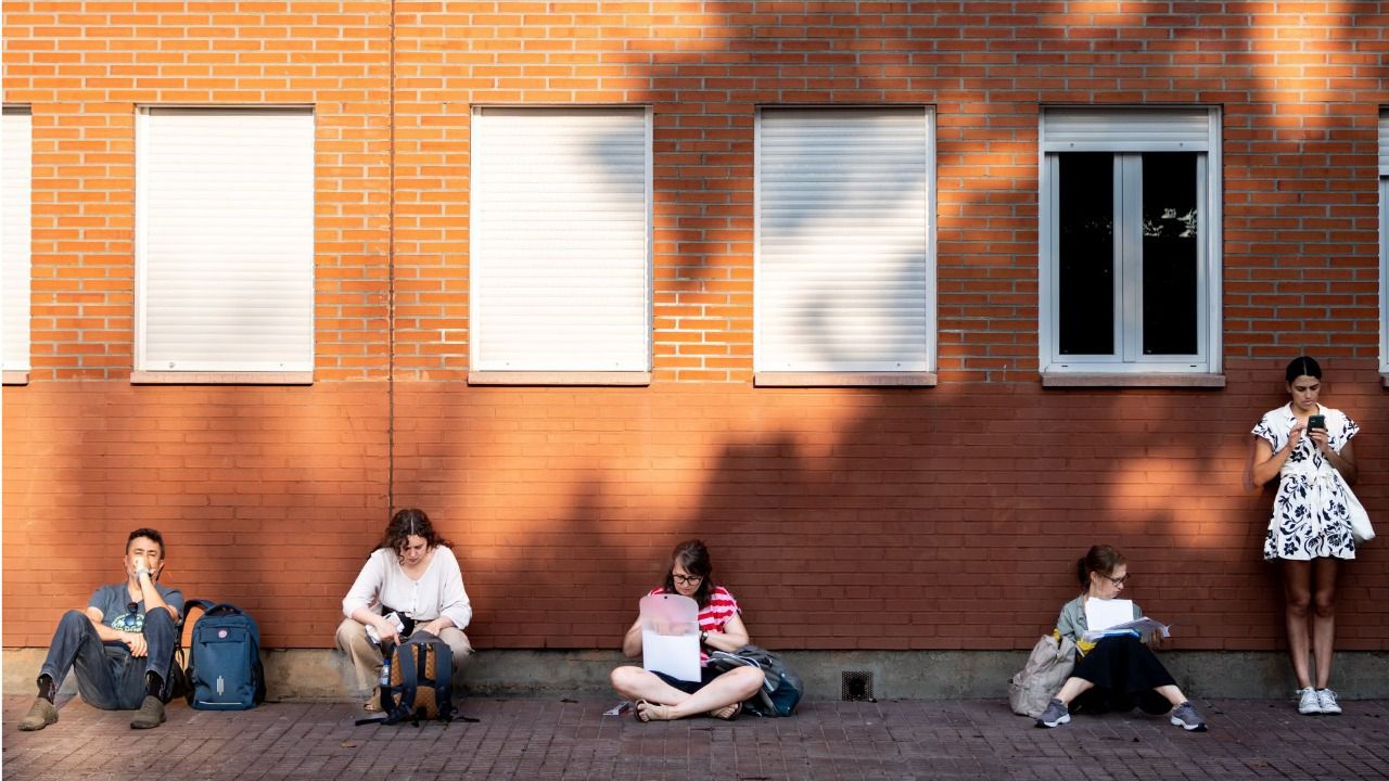 Opositores repasando el temario (Foto: Europa Press)