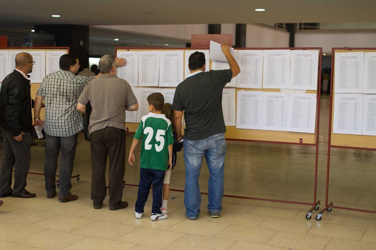 Consulta de listados de aspirantes de una oposición (Foto: Kike Rincón)
