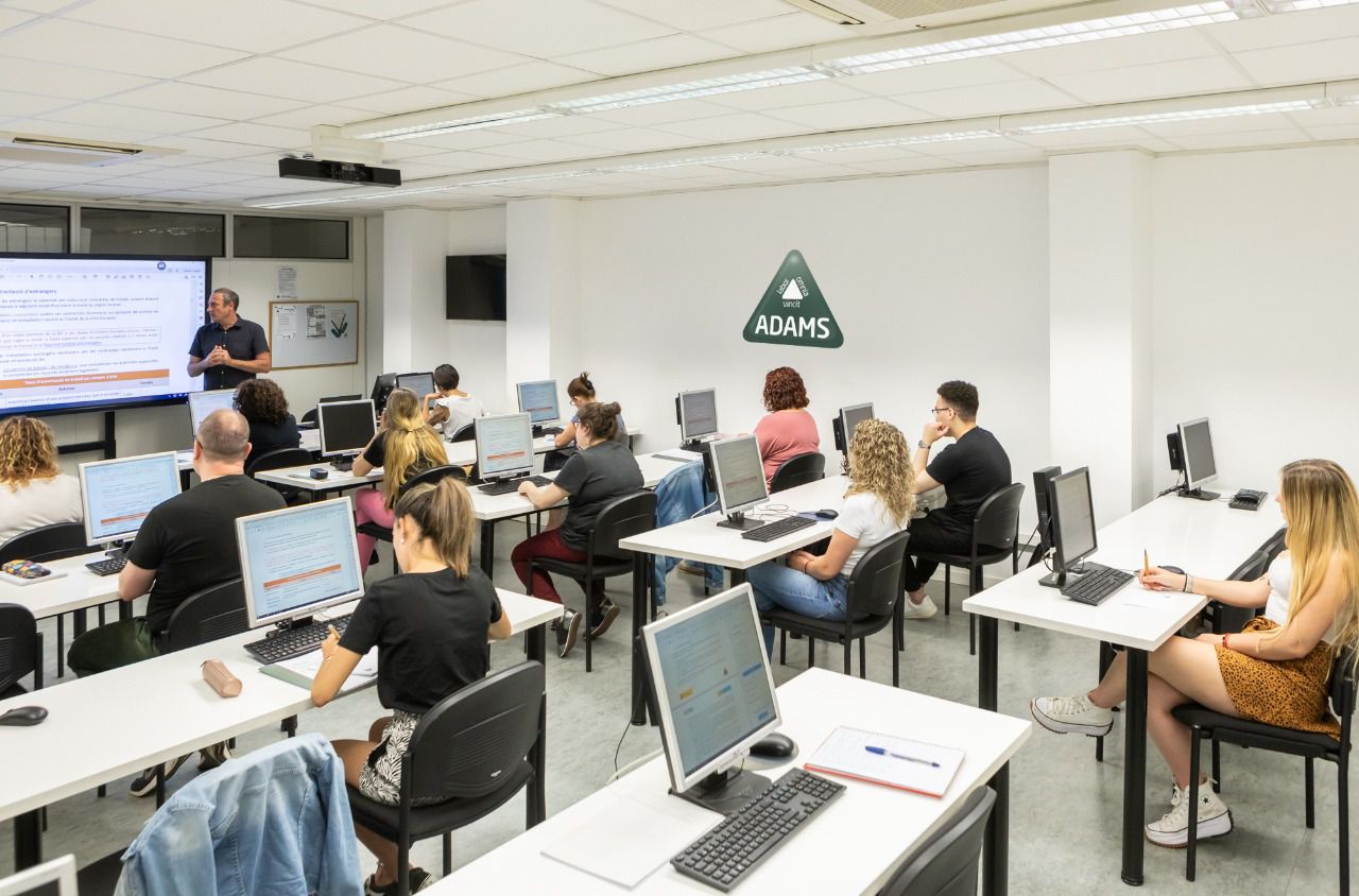 Alumnos en una academia de oposiciones (Foto: Adams)