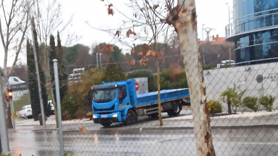 En los últimos días la vecindad ha detectado un trasiego no habitual de camiones de obra en el Tanatorio de la M40