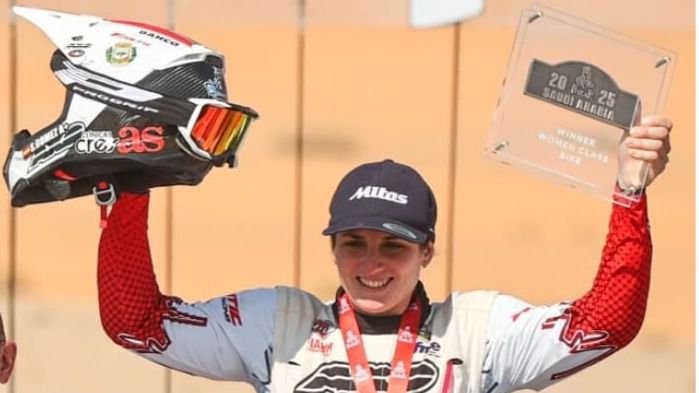 Sandra Gómez levanta su trofeo del Dakar (Foto: Cedida SGC)