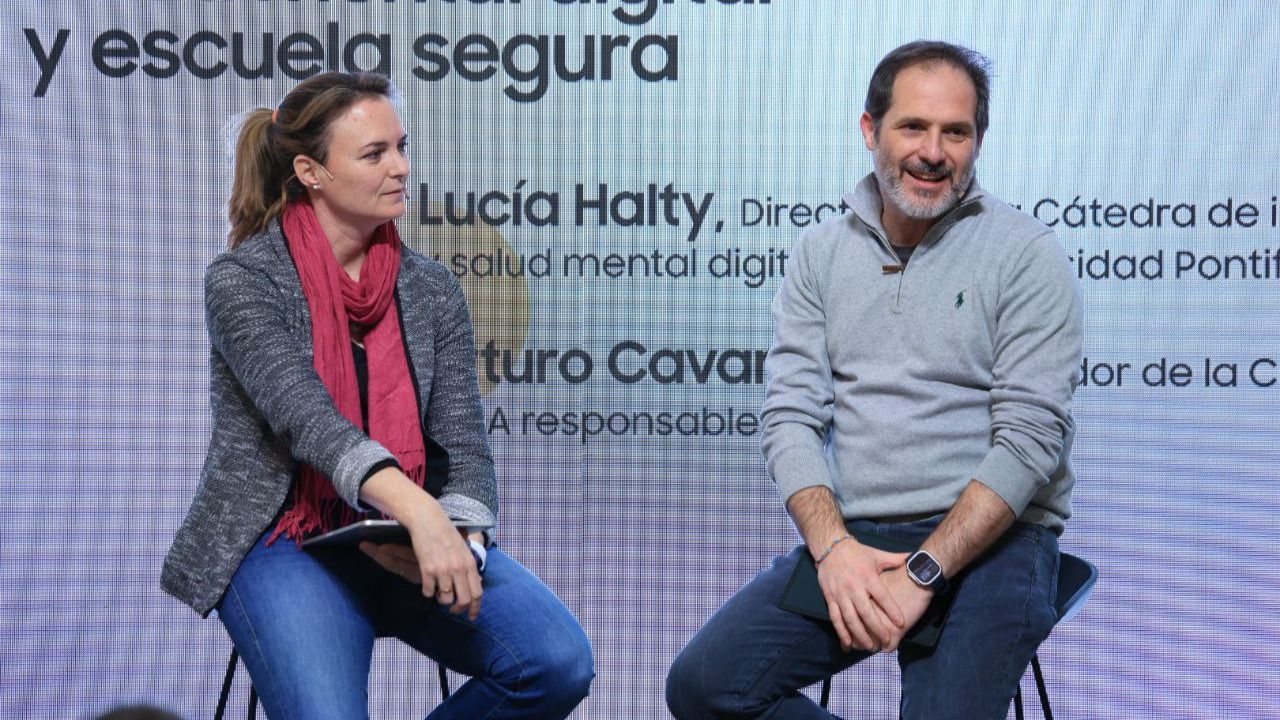 Lucia Halty, directora de la cátedra de Innovación y salud mental digital de la Universidad Pontificia de Comillas, y Arturo Cavanna, profesor Universidad Autónoma