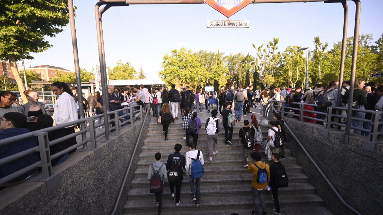 Estudiantes universitarios saliendo de la parada de Metro de Madrid