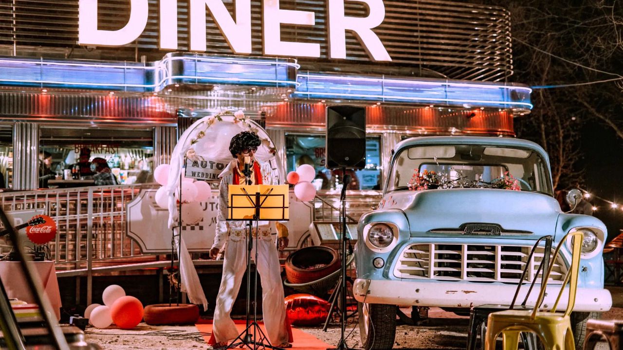 Bodas con Elvis Presley como maestro de ceremonias en Autocines Madrid