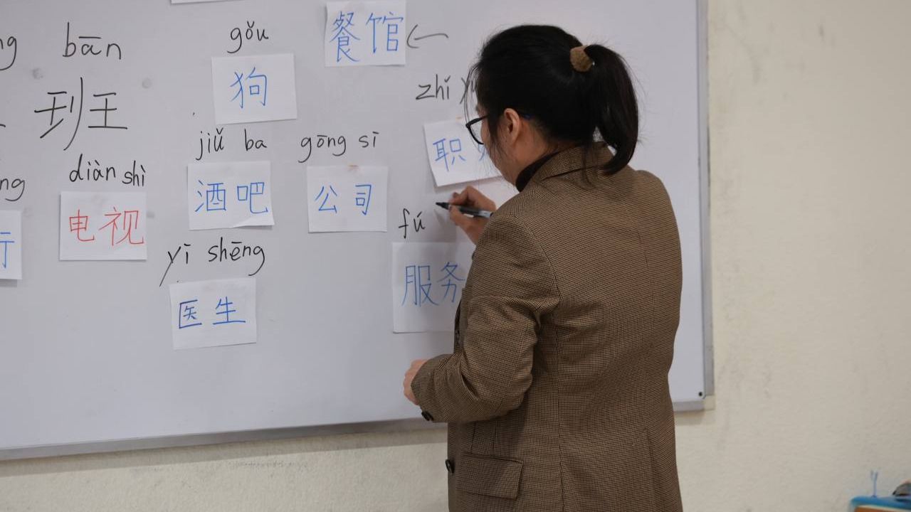 La profesora del centro, Xiuhua Jiang, durante la clase