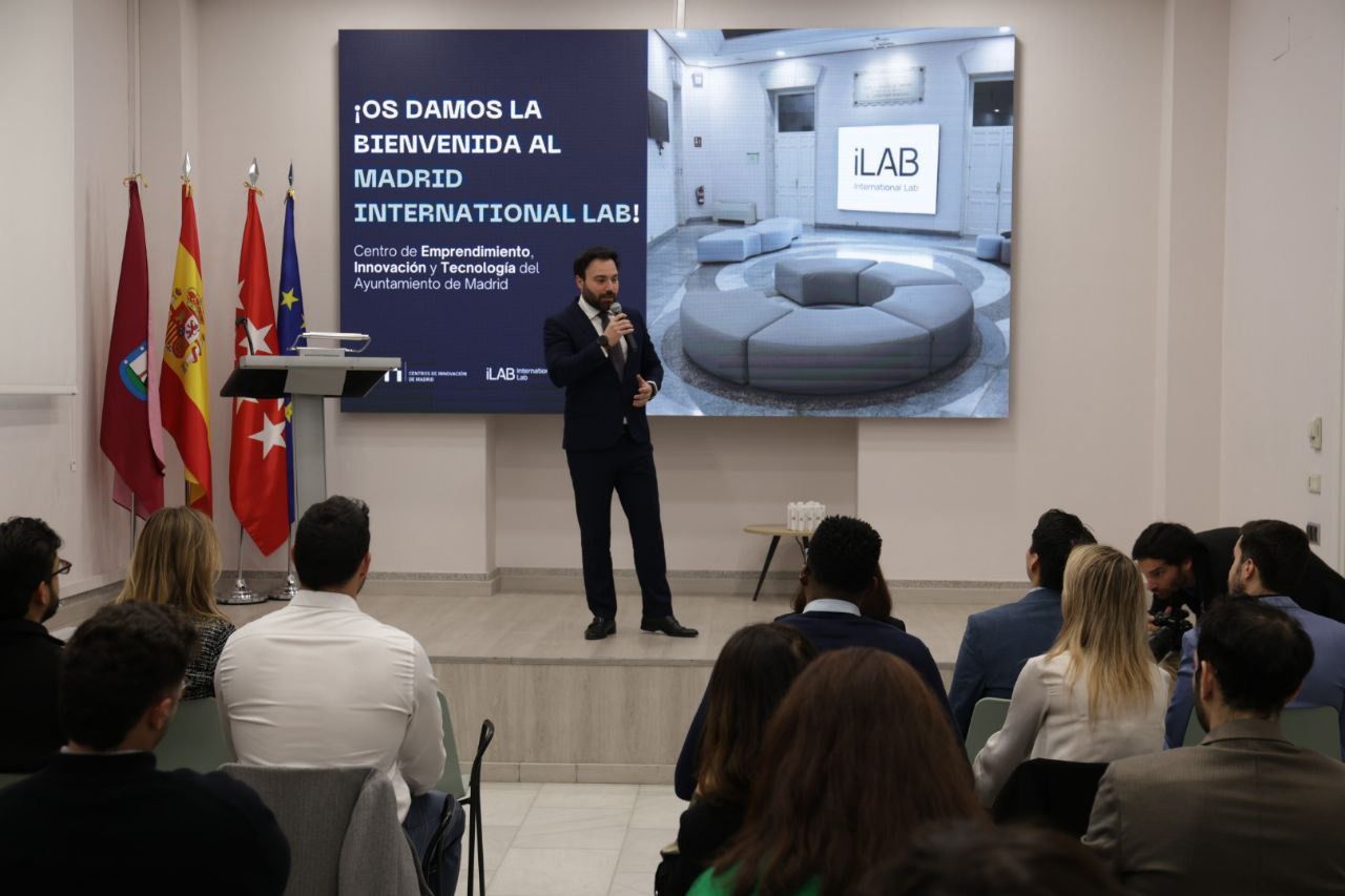 Ángel Niño durante la presentación de los nuevos servicios.