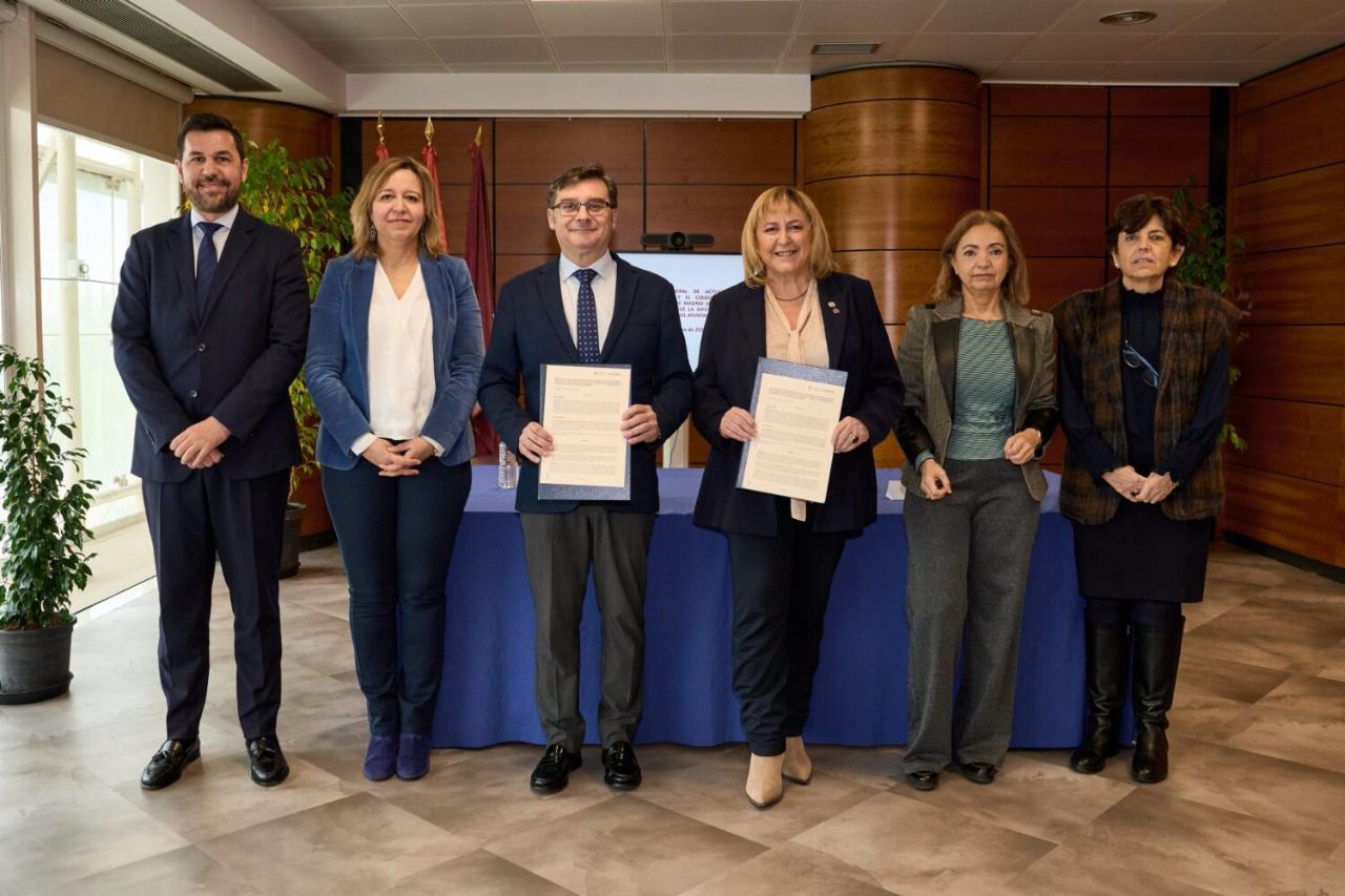 El delegado de Políticas de Vivienda, Álvaro González, y la presidenta del CAF Madrid, Manuela Julia Martínez Torres. (Foto: Ayuntamiento de Madrid)