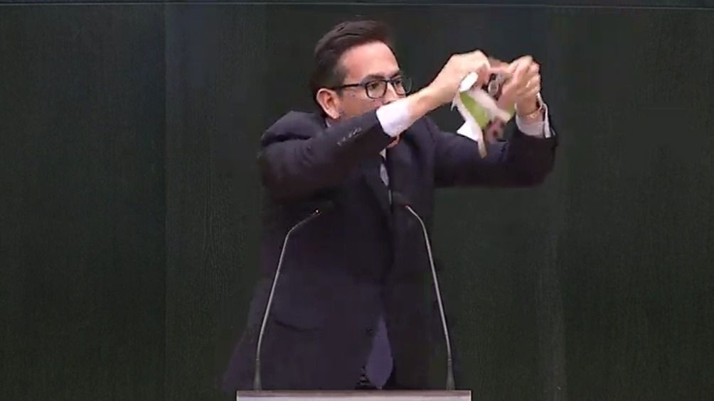 Orlando Chacón rompe el folleto de la campaña de Vox