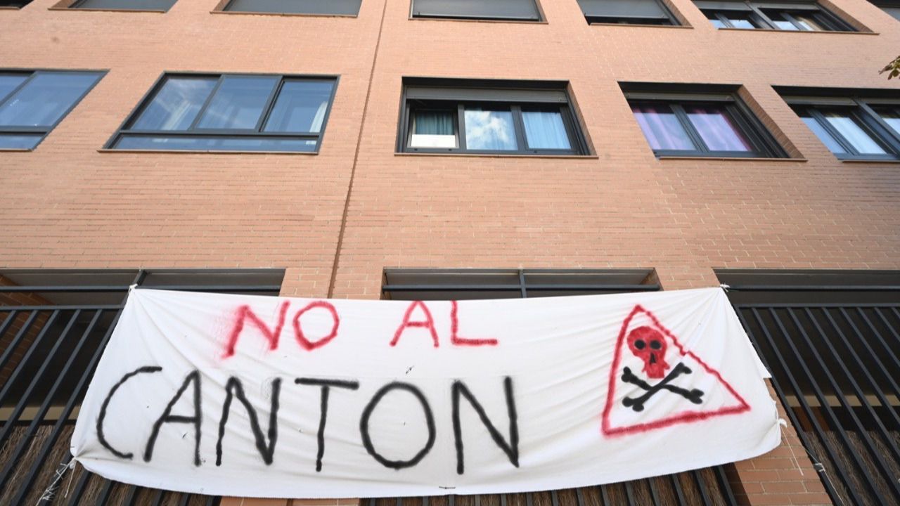 Carteles de protesta por el cantón de Montecarmelo