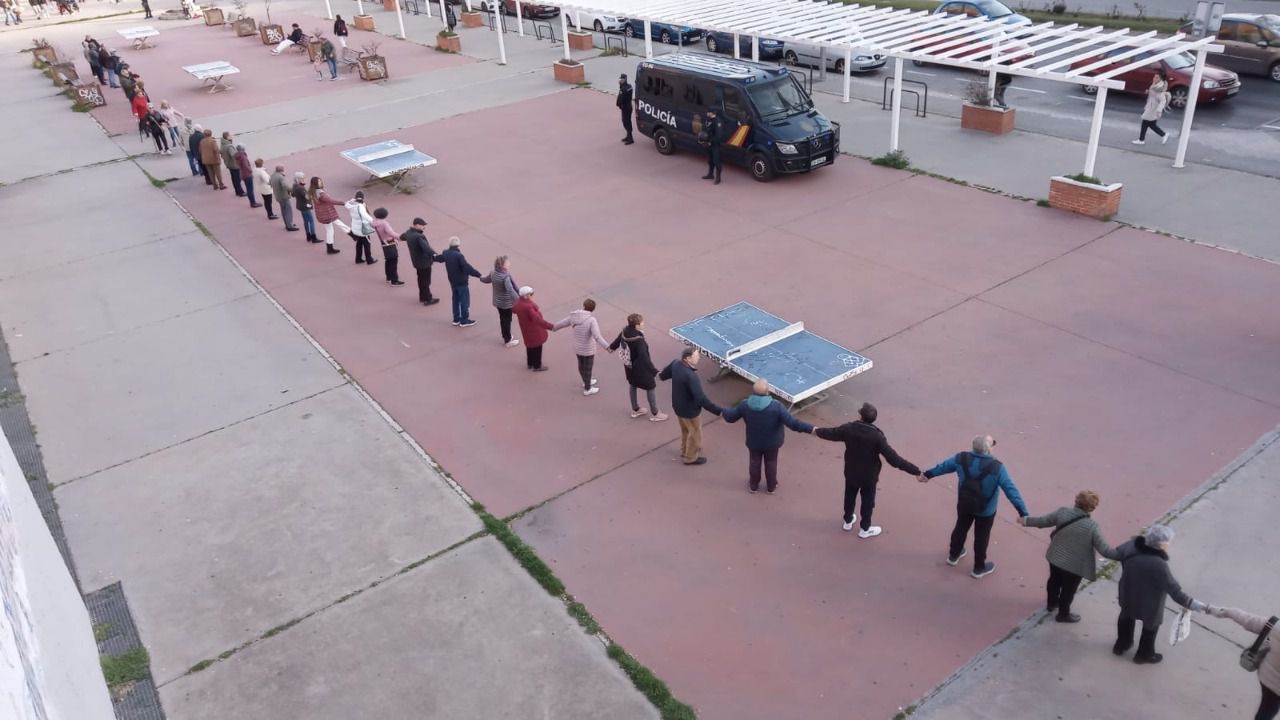 Participantes de la cadena humana.