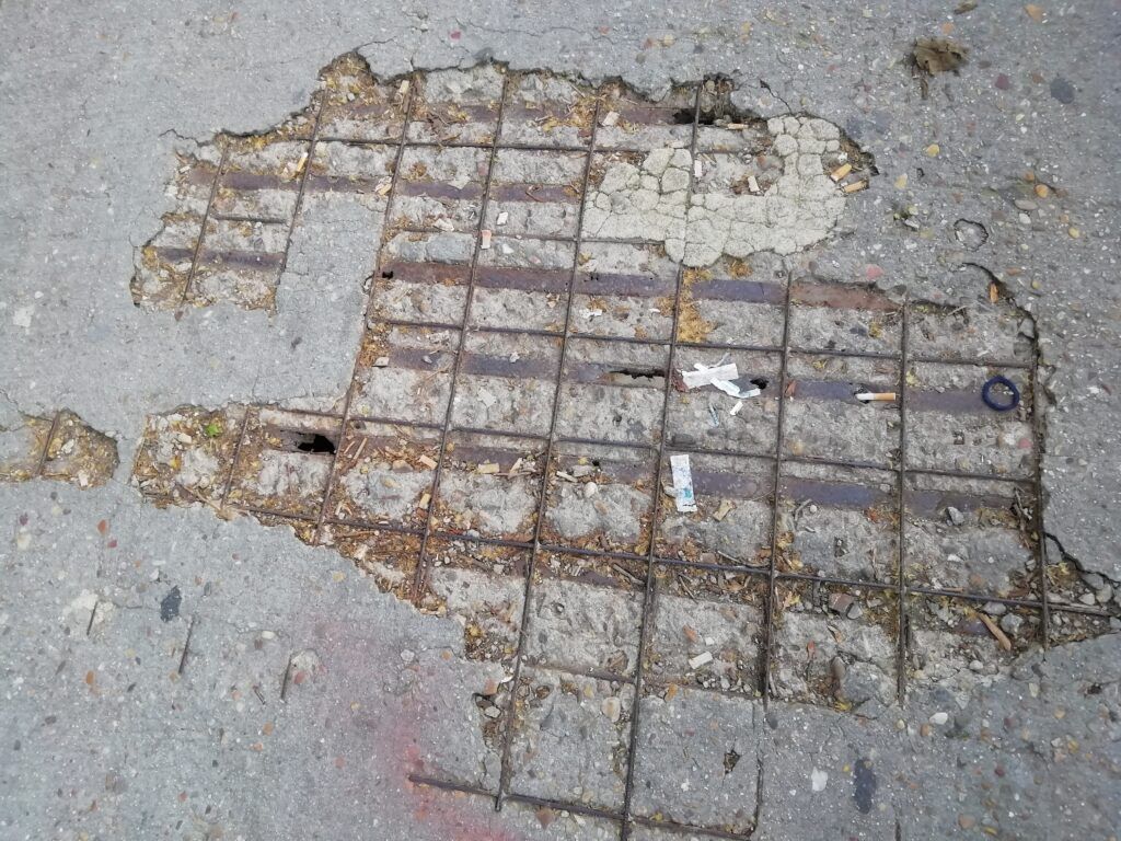 Deterioro de la pasarela.