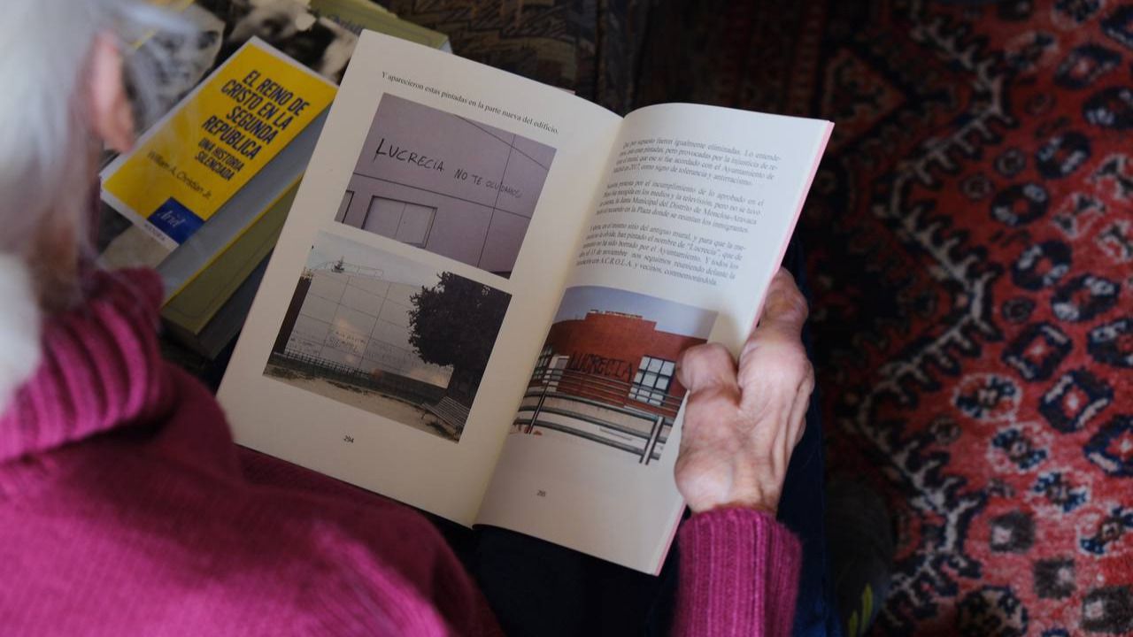 Amelia Romero con algunos de sus libros 