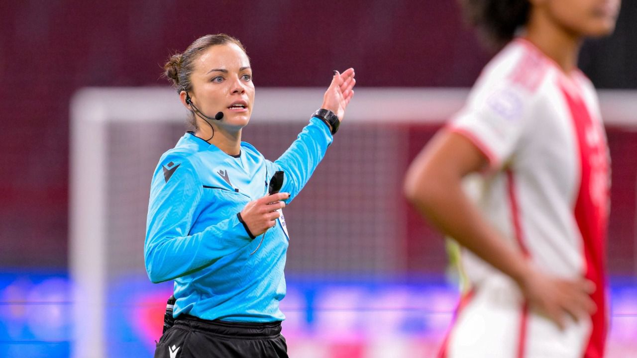 Marta Huerta de Aza dirige un encuentro de la Champions femenina (Foto: Europa Press)