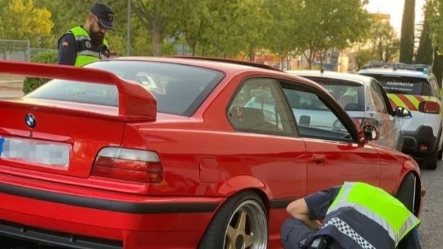Vehículo tuneado en revisión por agentes de la Policía Local de Alcorcón (Foto: Policía Local de Alcorcón)